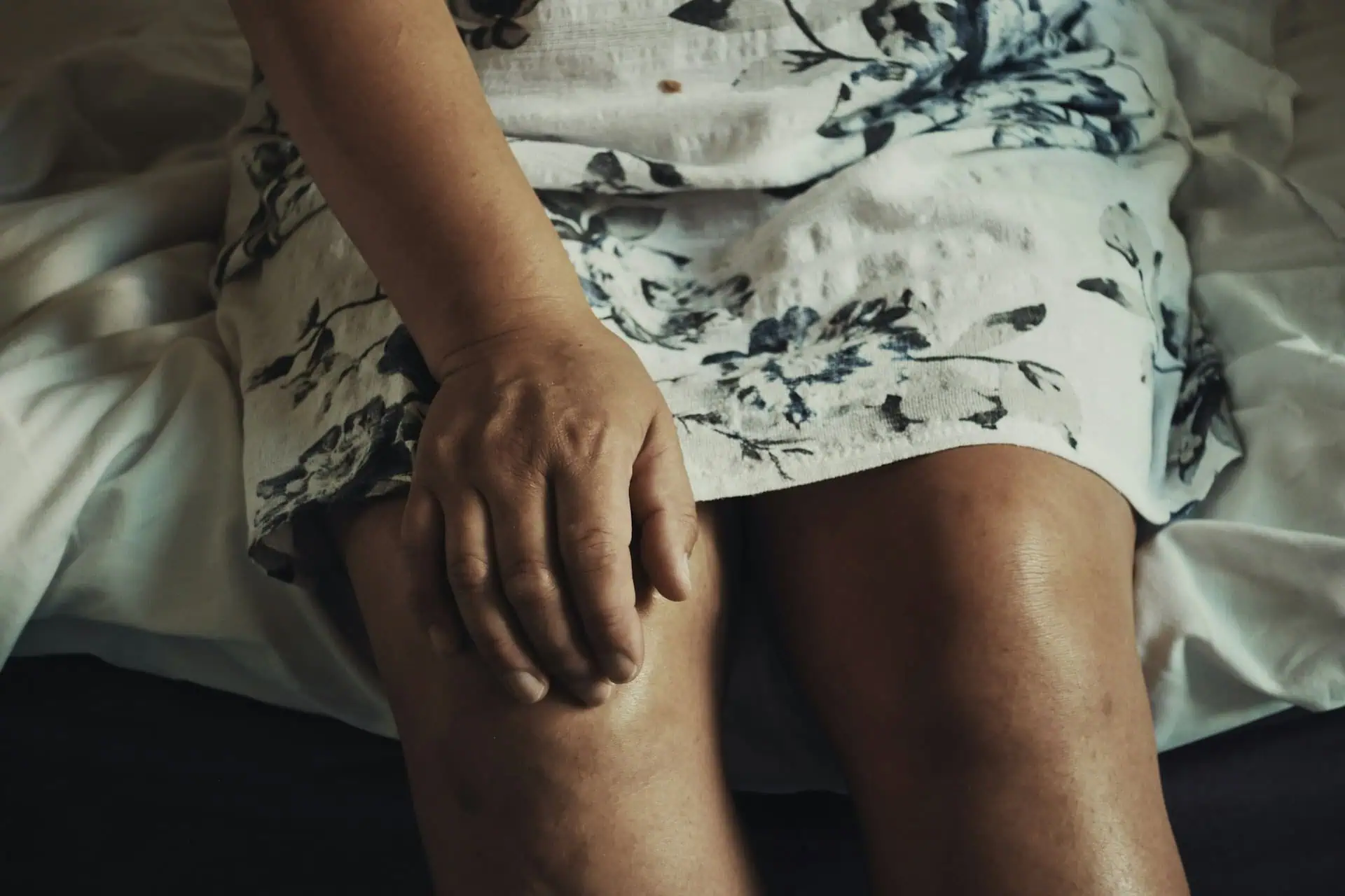 Mujer sufriendo de artritis