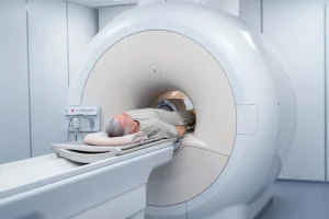 Caballero haciéndose una resonancia en la rodilla