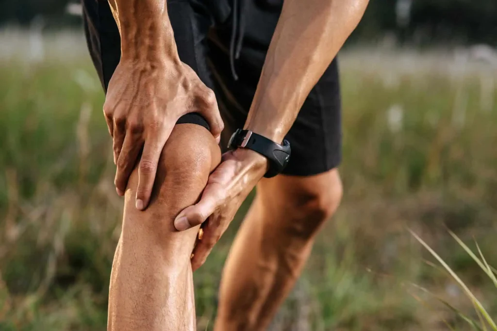 Hombre agarrándose la rodilla