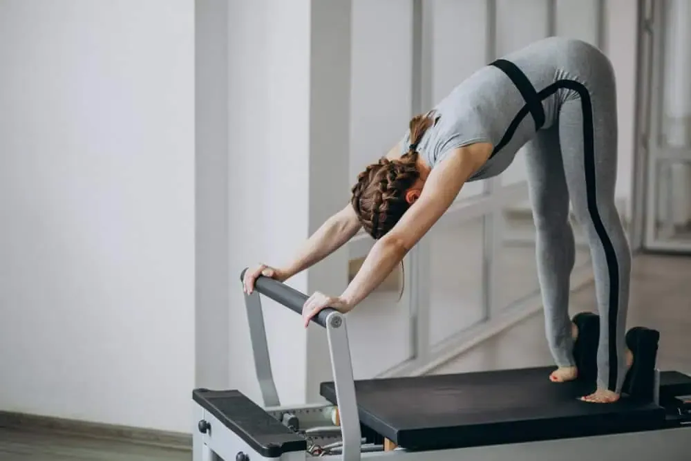 Mujer haciendo pilates