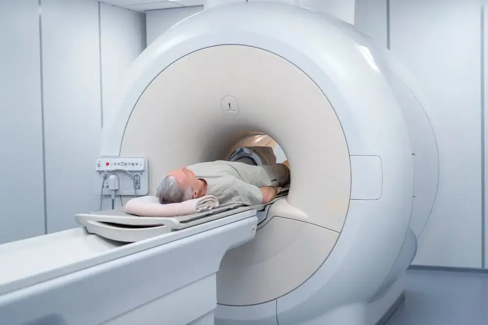 Caballero haciéndose una resonancia en la rodilla